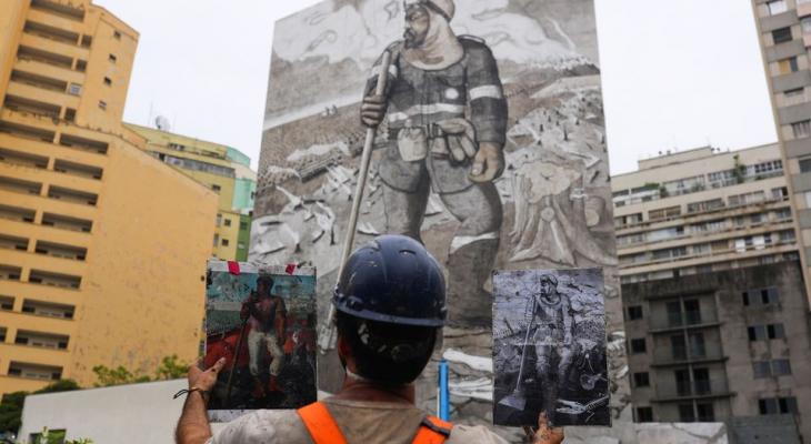 فنان برازيلى يرسم جدارية ضخمة لرجل إطفاء من رماد حرائق غابات الأمازون