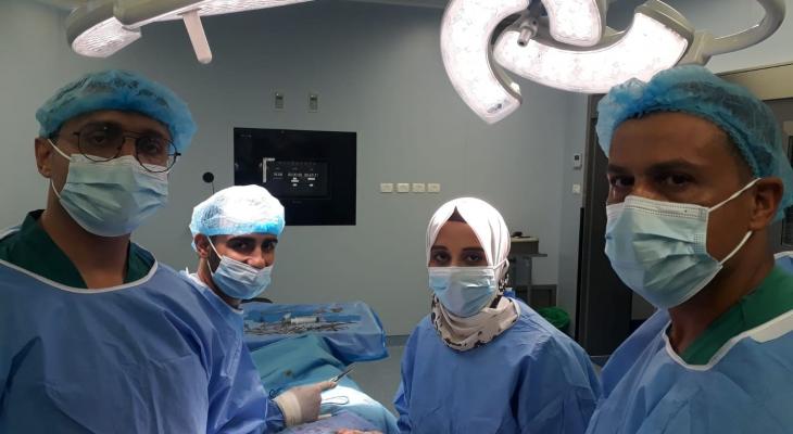 شاهد.. طاقم طبي يُجري 3 عمليات جراحية ضخمة على الشرايين السباتية في غزة