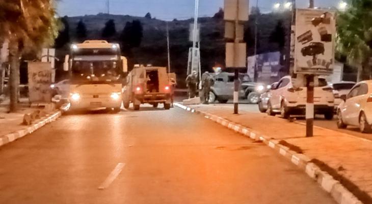 جيش الاحتلال يغلق مداخل بلدة ترمسعيا ويحتجز مئات المركبات.jpg