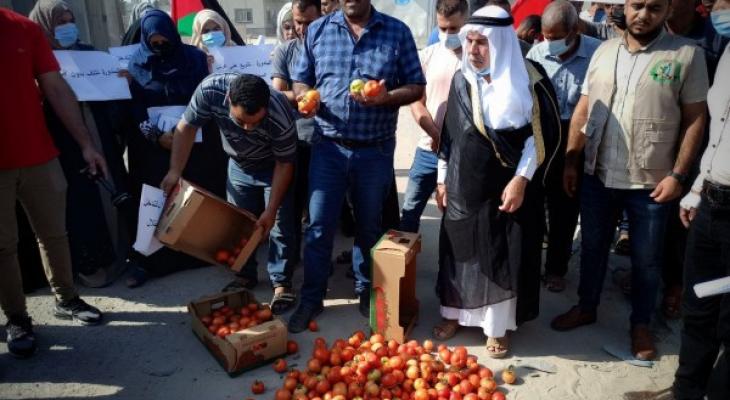 لهذا السبب.. مزارعو غزّة ينظمون وقفة أمام البوابة الخارجية لمعبر كرم أبو سالم التجاري