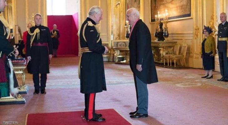 بالفيديو: طبيب عراقي يحصل على أعلى تكريم بريطاني من الأمير تشارلز