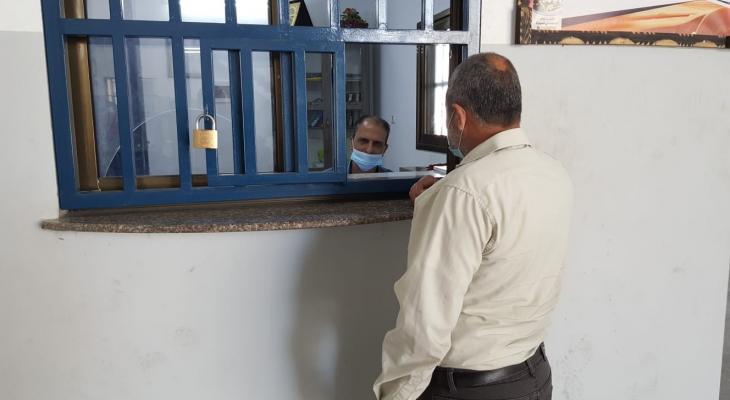 دوائر الترخيص بغزة تشهد إقبالاً كبيراً من المواطنين لتسوية أوضاعهم القانونية