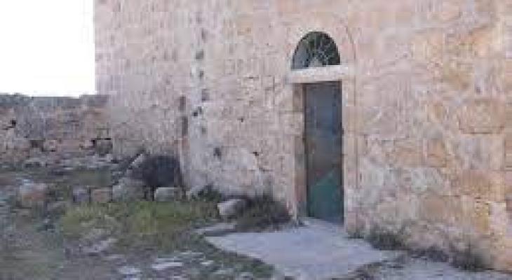 مستوطنون يعتدون على مقام أثري في الخليل والاحتلال يخطر بمنع ترميمه