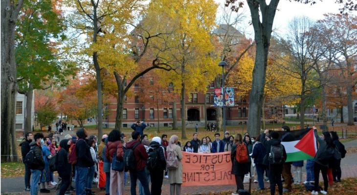 إطار طلابي في جامعة هارفرد الأمريكية يُنظم مظاهرة للمطالبة بإنهاء الاحتلال "الإسرائيلي"