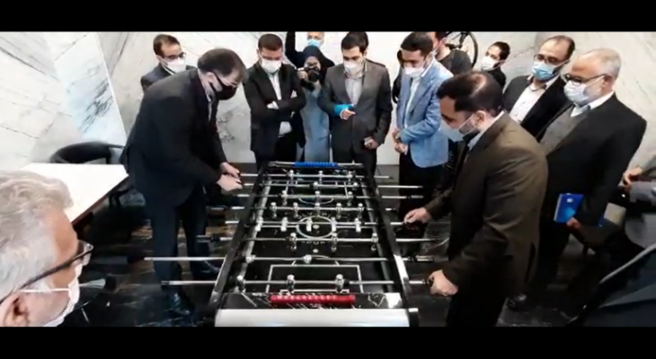 بالفيديو: وزير إيراني يخوض مباراة كرة القدم على طاولة.. فمن منافسه؟