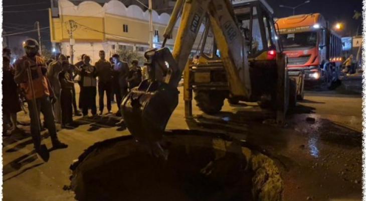 انفجار  خط الصرف الصحي بشارع الرشيد غرب مدينة غزّة