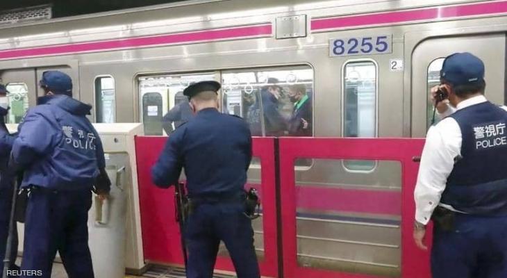 بالفيديو: بزي "الجوكر" وسكين طويلة.. دماء تسيل داخل قطار في طوكيو