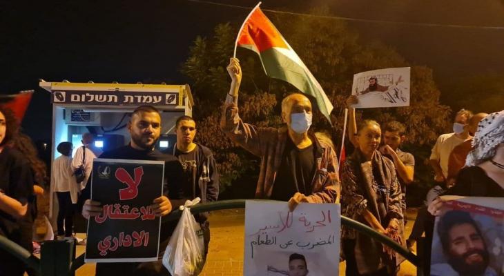 وقفة احتجاجية أمام مستشفى "كابلان" رفضًا لنقل الأسير المضرب القواسمة لعيادة "سجن الرملة"