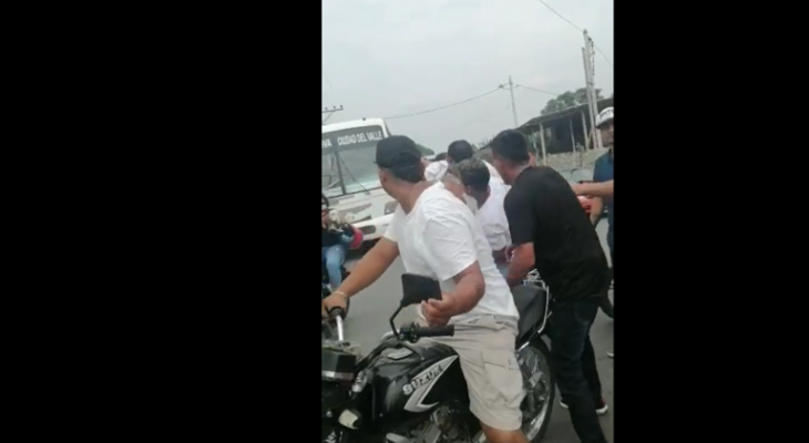 فيديو: شباب يخرجون جثة صديقهم من النعش ويتجولون بها على دراجة نارية في رحلة وداعية!