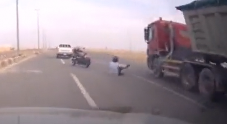 فيديو: نجاة سائق دراجة نارية بأعجوبة إثر حادث على طريق سريع في السعودية