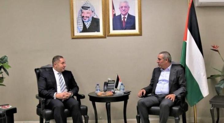 تفاصيل لقاء حسين الشيخ بالسفير المصري لدى فلسطين