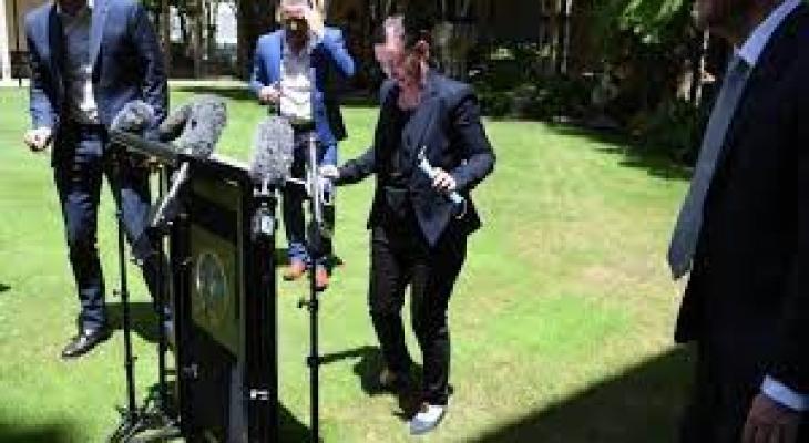 فيديو: عنكبوت كبير يتسلق سروال "وزيرة أسترالية" في مؤتمر صحفي