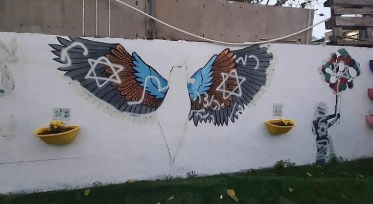 مستوطنون يخطون شعارات عنصرية في حي الشيخ جرّاح بالقدس