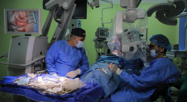 كادر طبي غزّي يُجري زراعة جهاز قوقعة إلكترونية لطفل "صُم"