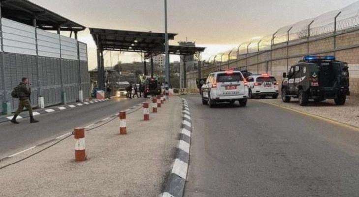 الاحتلال يغلق حاجز الجيب في القدس بعد ورود أنباء عن محاولة تنفيذ عملية طعن