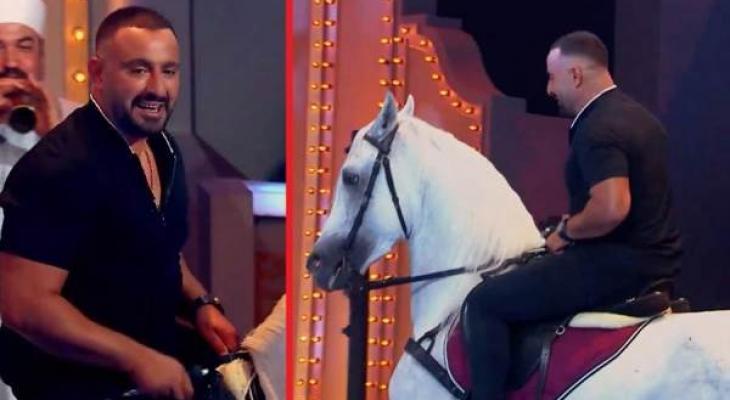 أحمد السقا يدخل ستديو "هنيدي شو" على حصان أبيض UPUs7