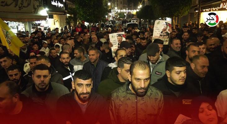 مسيرة دعم وإسناد للأسير المريض ناصر أبو حميد في رام الله