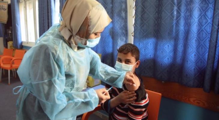 شاهد.. البدء بتطعيم طلبة الصف السابع وحتى التاسع ضد فيروس كورونا في قطاع غزة