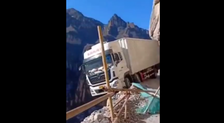 فيديو.. مخيف لشاحنة على "حافة الهاوية"