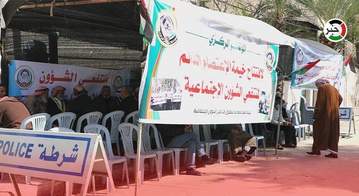 فقراء غزّة يُقيمون خيمةً مفتوحة احتجاجاً على عدم صرف مخصصات الشؤون الاجتماعية