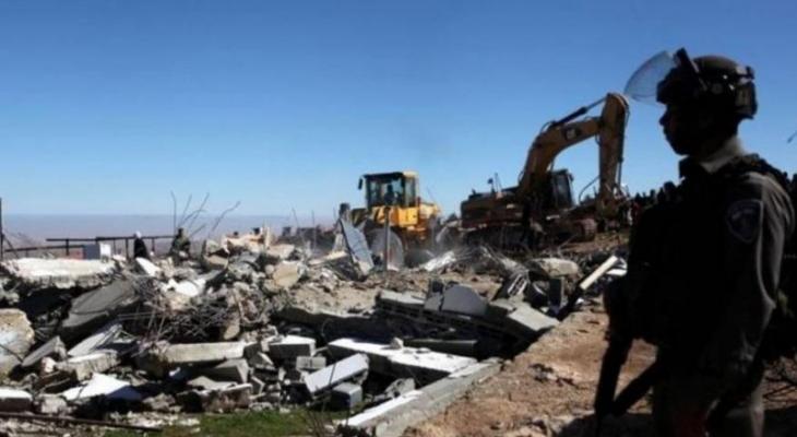 قوات الاحتلال تهدم بيتًا متنقلاُ غرب الخليل