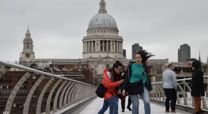 بالفيديو: بريطانيون يكافحون للصمود أمام "عاصفة يونيس"