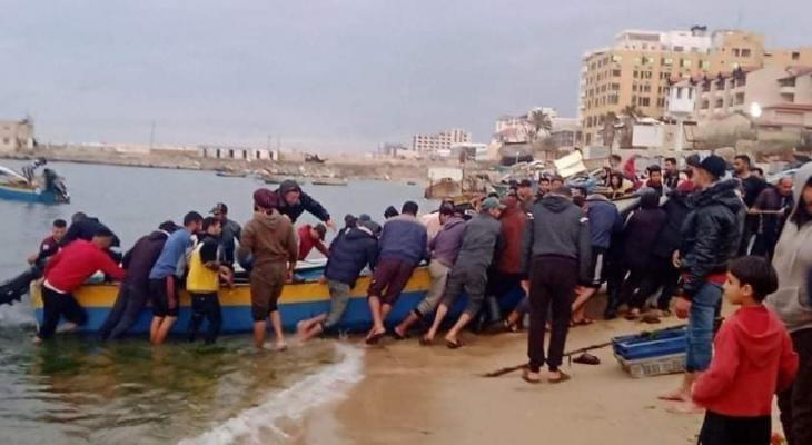 إصابة صياد جراء انقلاب قارب في بحر غزة.jpg