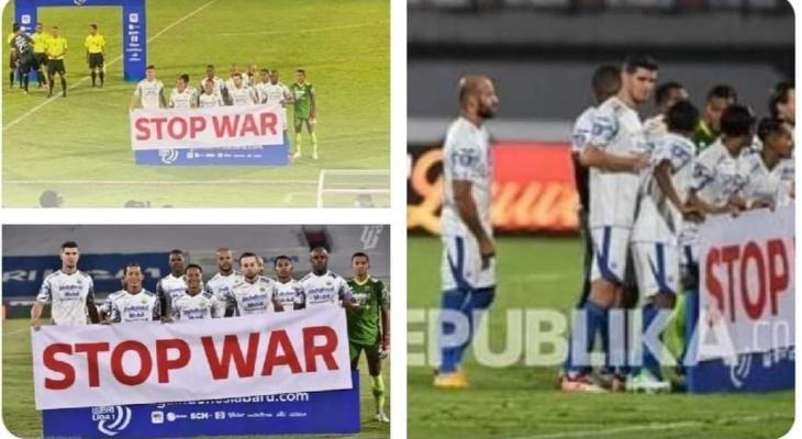 لاعب فلسطيني بالدوري الإندونيسي يرفض الوقوف أمام لافتة "أوقفوا الحرب"