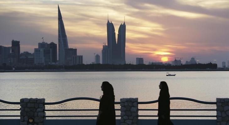 بالفيديو: شابة تثير ضجة كبيرة في البحرين بعد "منع" دخول صديقتها إلى مطعم بسبب ارتدائها للحجاب