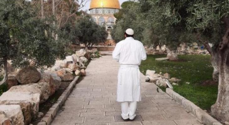 رجل دين يهودي يقتحم المسجد الأقصى بزيه الكهنوتي لأول مرة