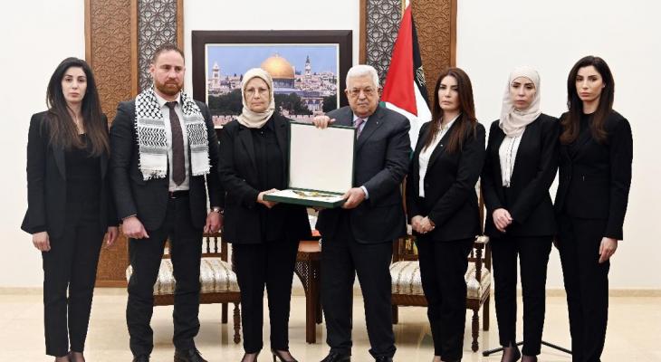الرئيس عباس يمنح القائد الراحل جمال محيسن النجمة الكبرى لوسام القدس