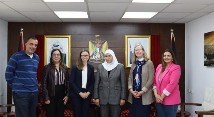 وزيرة المرأة تلتقي بوفد من القنصلية الأمريكية في رام الله