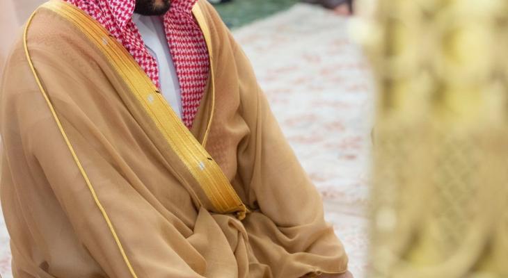 بالفيديو والصور.. ولي العهد محمد بن سلمان يصلي في الروضة الشريفة
