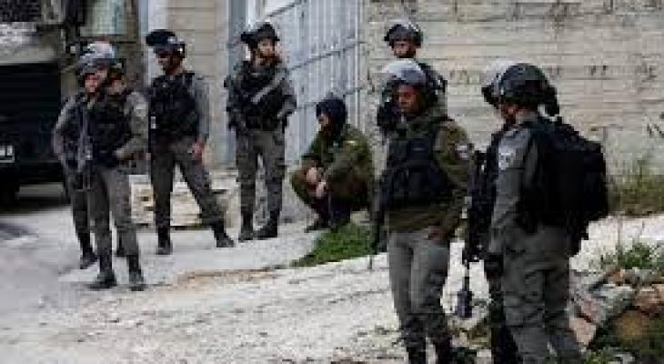 قوات الاحتلال تعتدي على المشاركين في بيت عزاء الصحفية أبو عاقلة
