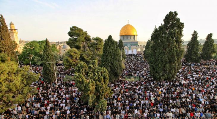 أكثر من 30 ألف مواطن يؤدون صلاة الجمعة في رحاب المسجد الأقصى 9T3se