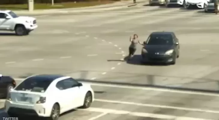 فيديو لموقف بطولي.. أنقذوا امرأة فقدت الوعي وسيارتها تتحرك