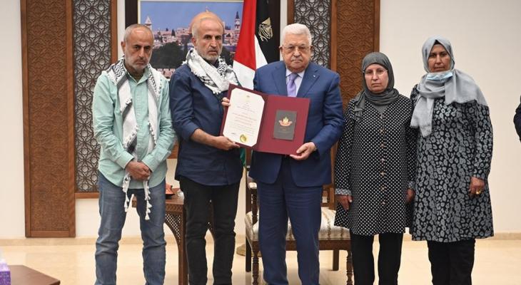 الرئيس عباس يمنح والدة عميد الأسرى كريم يونس وسام فلسطين "نجمة الحرية"