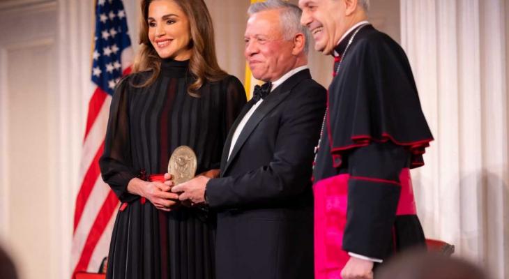 العاهل الأردني وعقيلته يتسلمان جائزة "الطريق إلى السلام"