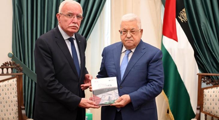 الرئيس يتسلم نسخة من دراسة حول القدرات الفلسطينية في الدول النامية