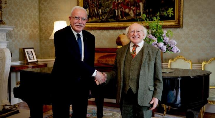 وزير الخارجية يطلع الرئيس الإيرلندي على آخر التطورات الفلسطينية