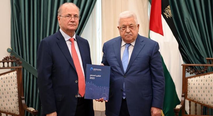 الرئيس يتسلم التقرير السنوي لصندوق الاستثمار الفلسطيني