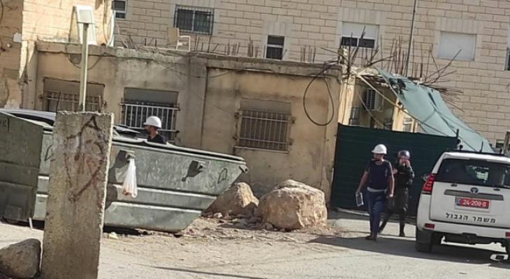 القدس: طواقم بلدية الاحتلال تُداهم بلدة العيسوية