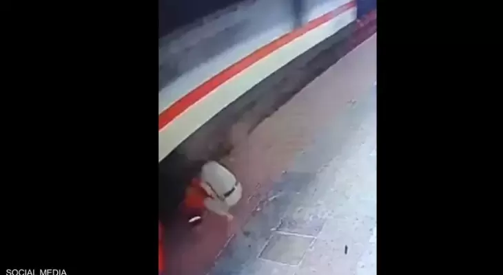 شاهد: بمحطة قطار.. فيديو لشرطي جريء ينقذ سيدة من موت محتم