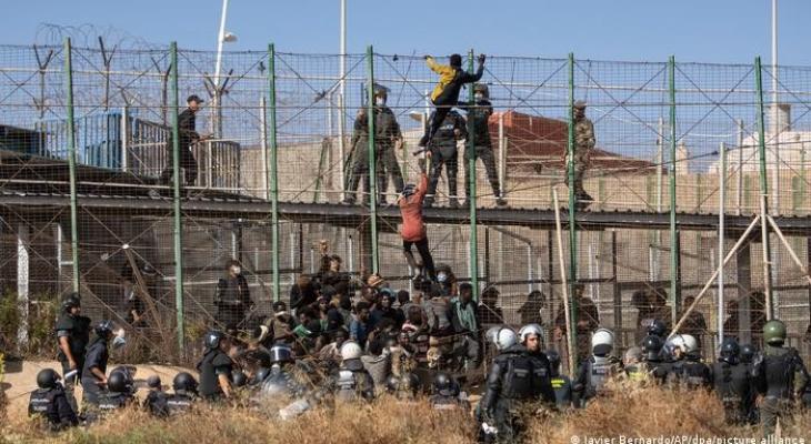 السلطات المغربية تُعلن مقتل 18 مهاجرًا حاولوا العبور إلى جيب مليلية الإسباني
