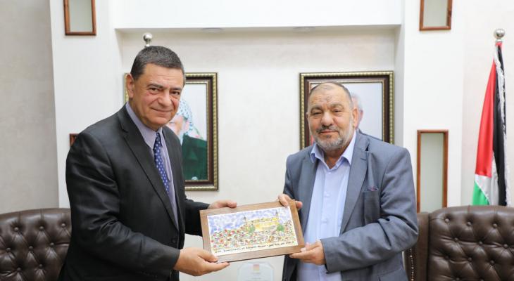 رئيس بلدية الخليل يلتقي بسفير رومانيا لدى فلسطين