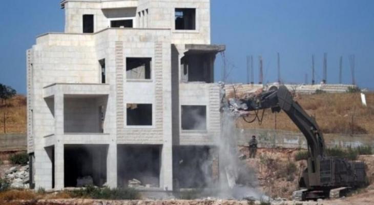 بالفيديو: جرافات الاحتلال تهدم مبنى في الطيرة