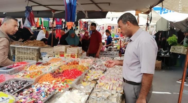 بالصور: اقتصاد غزة تُسجل 10 محاضر ضبط للتجار