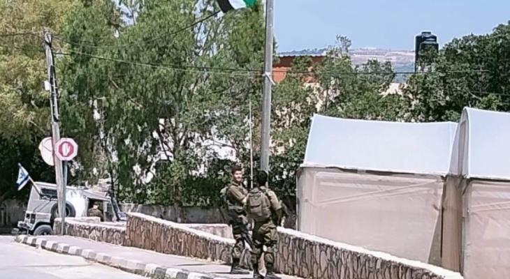 قوات الاحتلال تُزيل الأعلام الفلسطينية في طولكرم