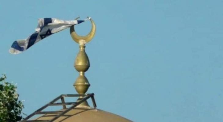 بيت لحم: مستوطنون يرفعون العلم "الإسرائيلي" فوق مسجد قرية كيسان 