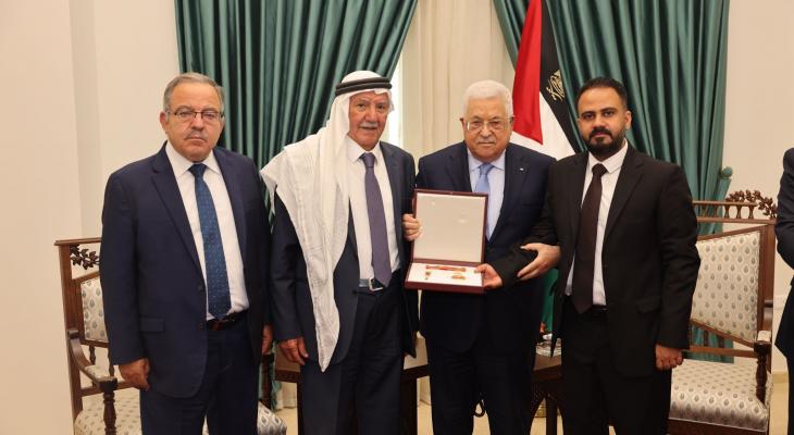 الرئيس عباس يمنح الراحل سعد جمال المجالي نجمة الاستحقاق